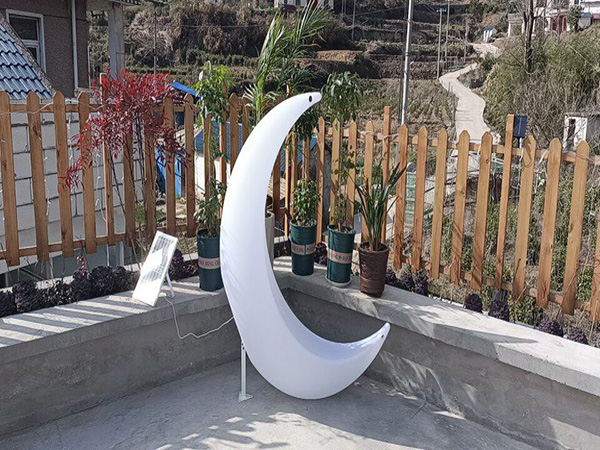 Effet nocturne des lampes en forme de lune dans le jardin de la villa d'un client