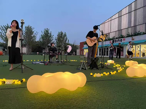 Effets d'ambiance créés par les lampes « nuages » lors d'activités en plein air